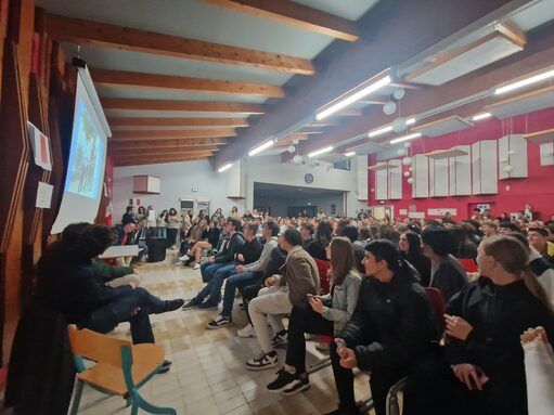 On rigole!On s'admire! On se souvient! (Merci à Mme Fernandez pour le montage)